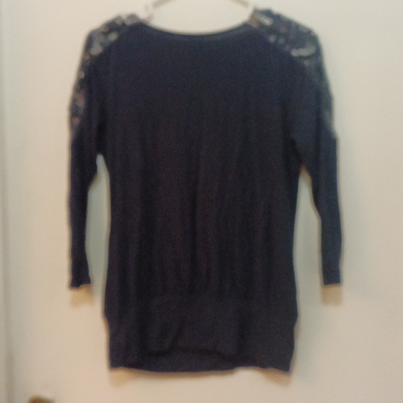 Cache black lace blouse with solid covering four main blouse. Lace incorporated - Picture 7 of 7